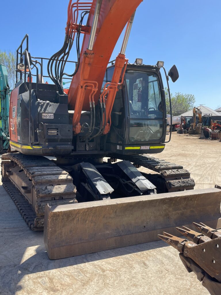 Hitachi ZX225US-5B Excavator (EX067)
