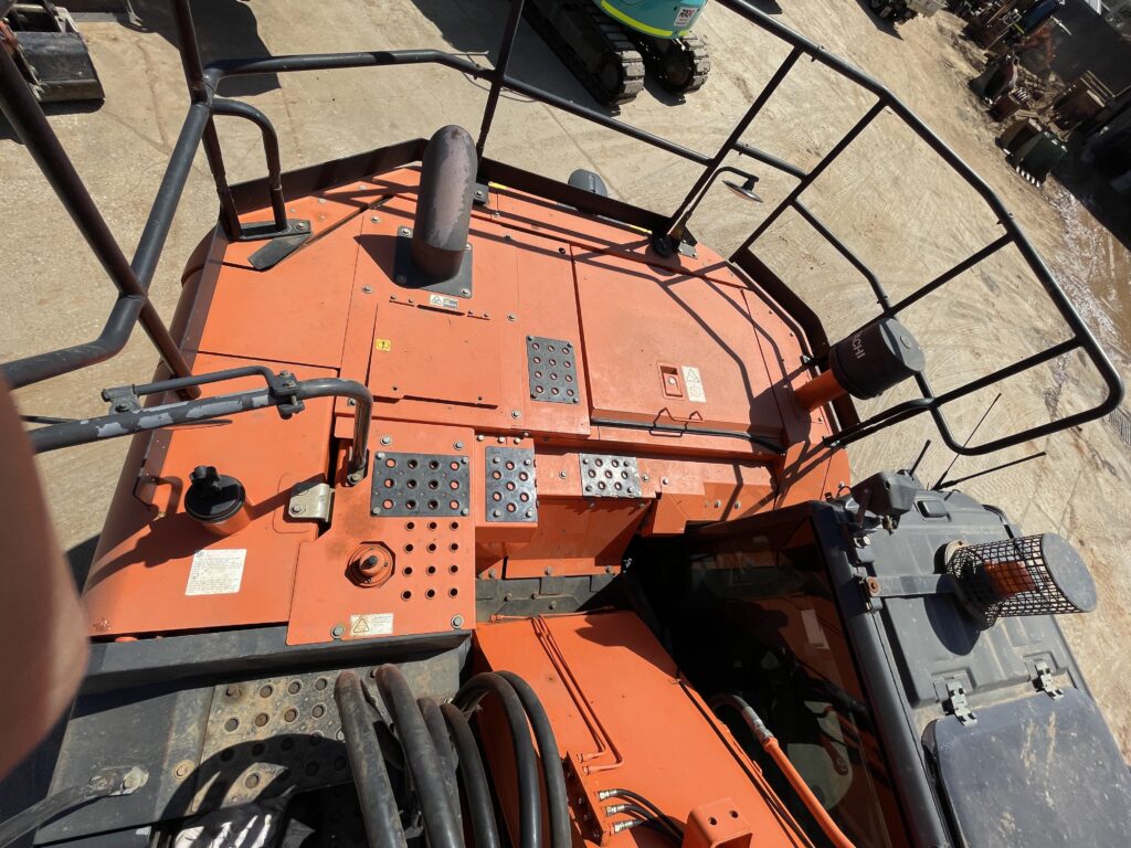 Hitachi ZX225US-5B Excavator (EX067)