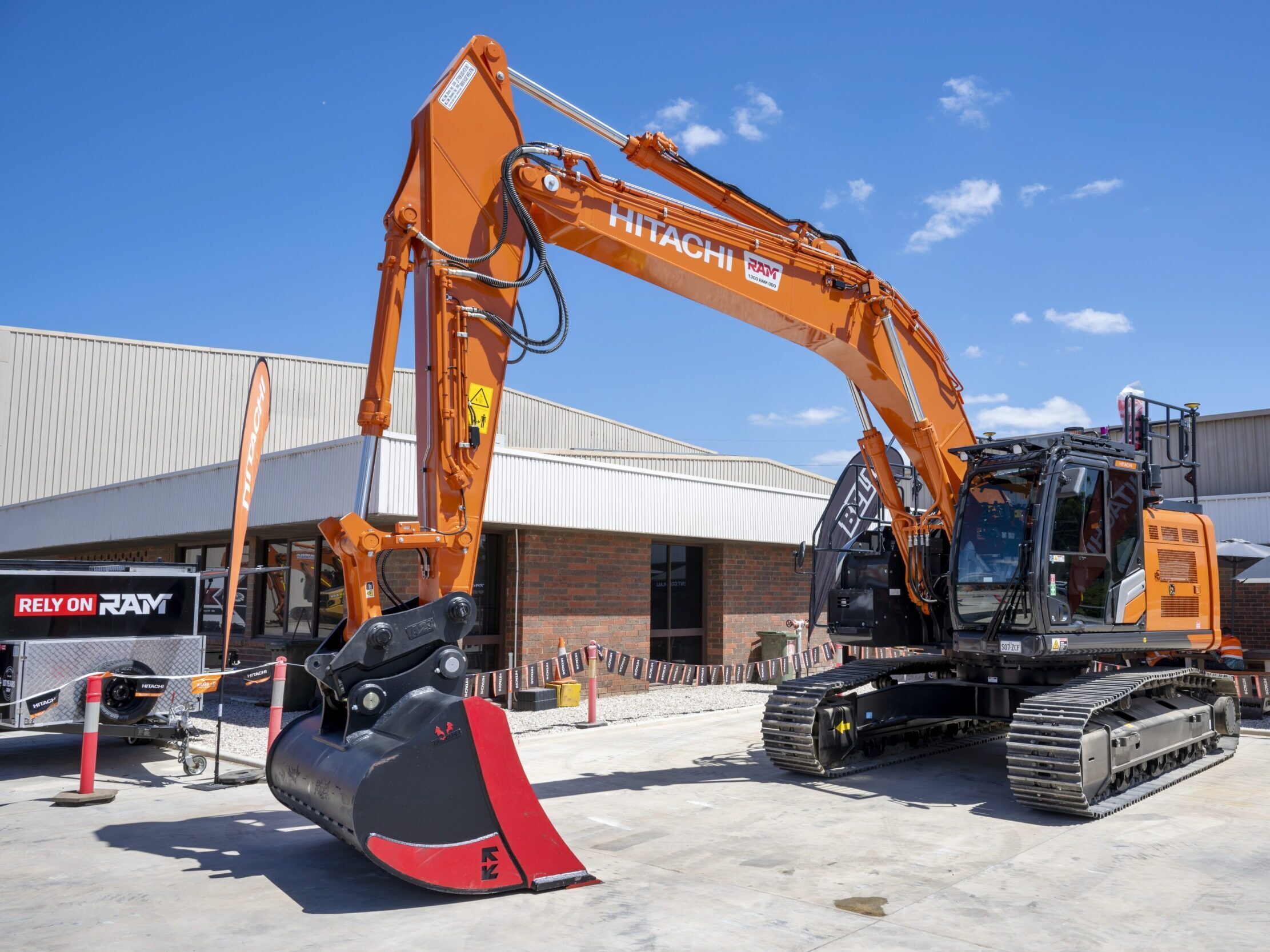 Hitachi Excavator (35T) Hitachi Excavator (35T)