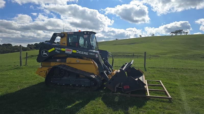 John Deere Skid Steer (6T)