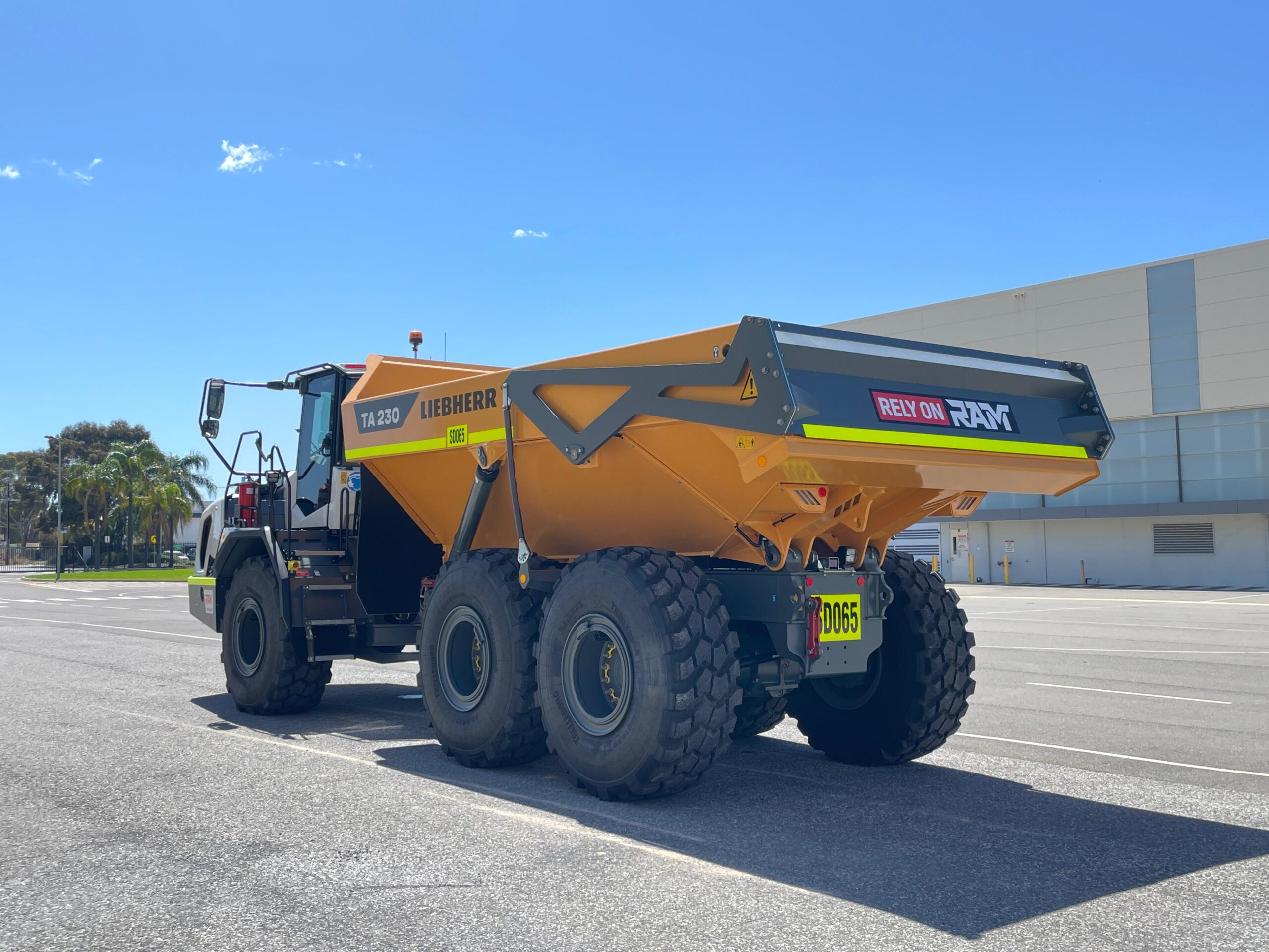 Liebherr TA230 (3) Liebherr ADT (30T)