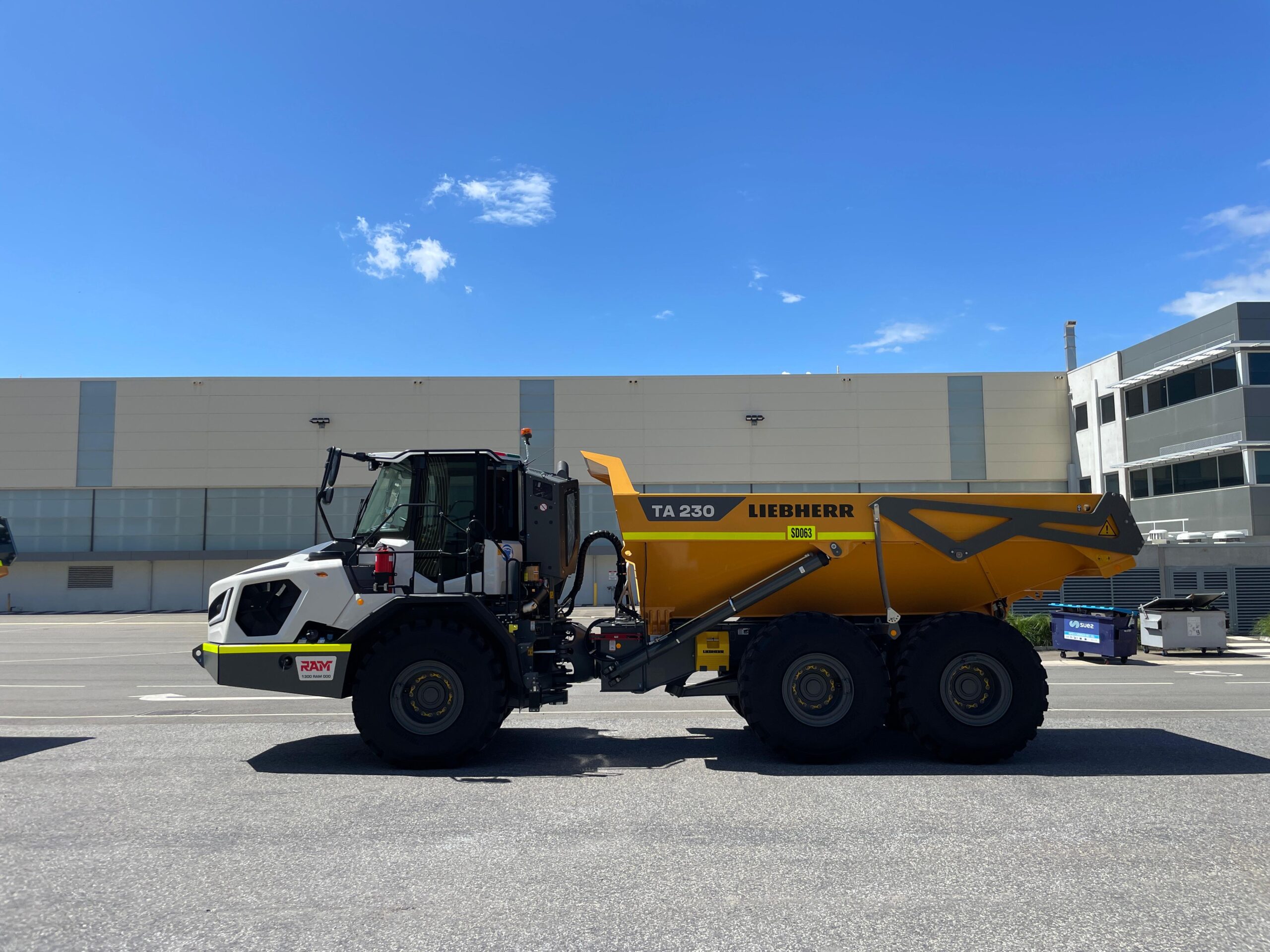 Liebherr TA230 (4) Liebherr ADT (30T)