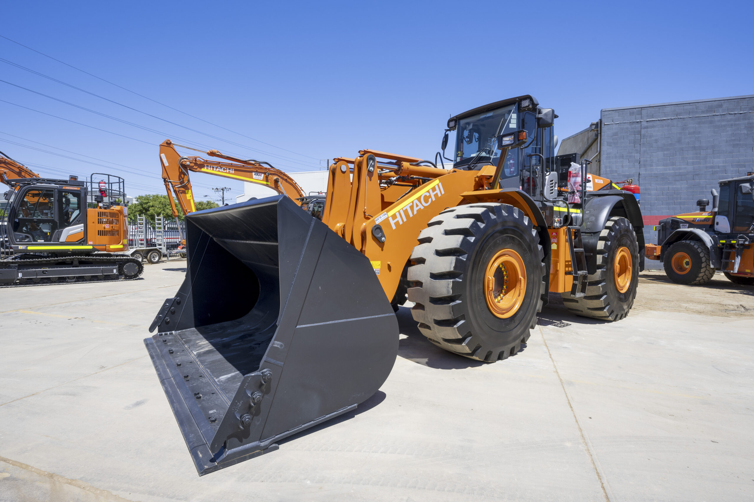 Hitachi ZW370 (2) Hitachi 35 tonne wheel loader