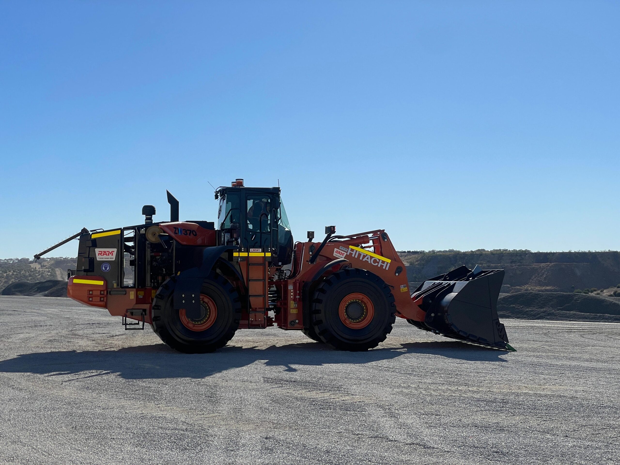 Hitachi ZW370-5 (10) Hitachi 35 tonne wheel loader