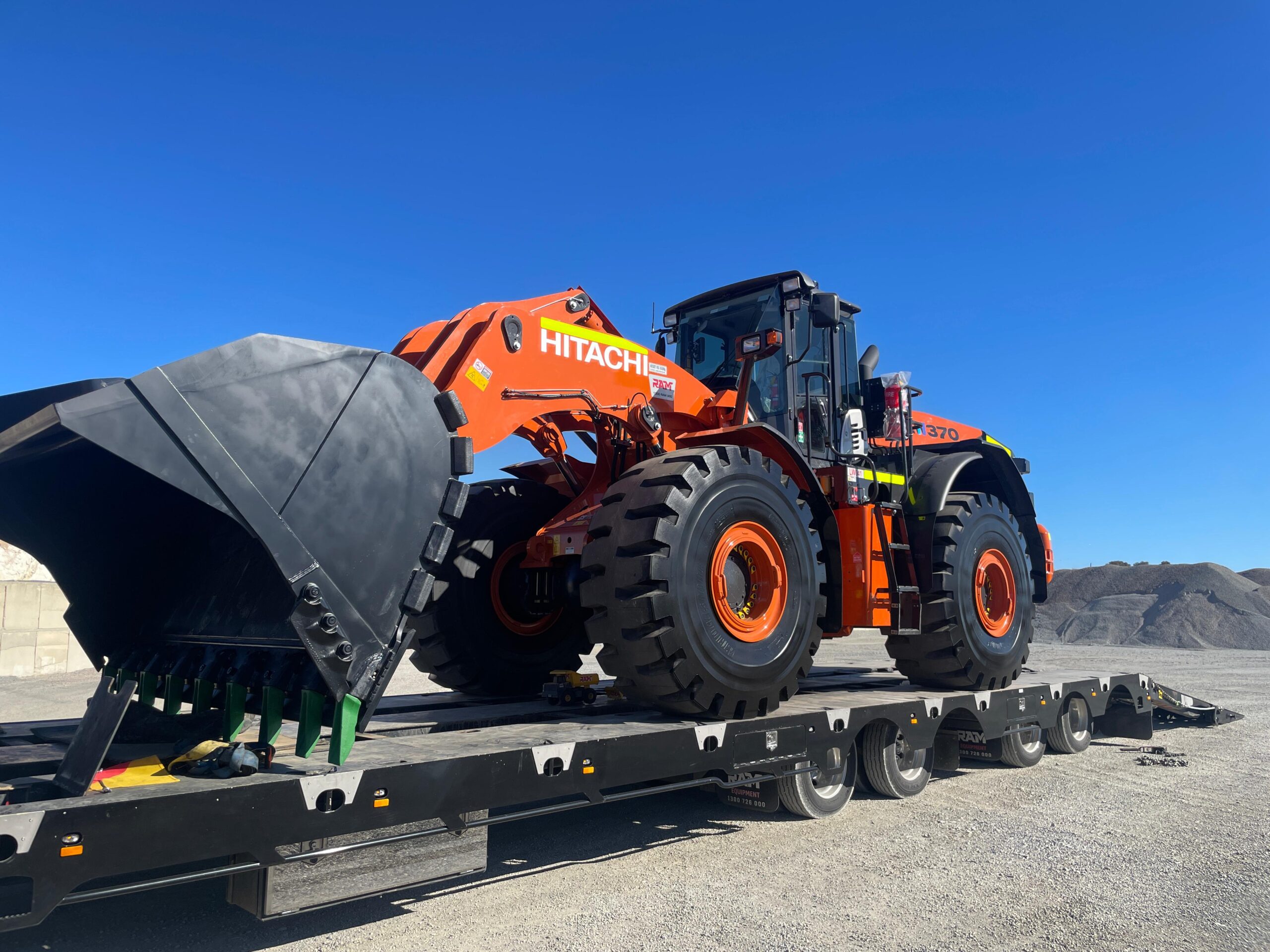 Hitachi ZW370-5 (4) Hitachi 35 tonne wheel loader