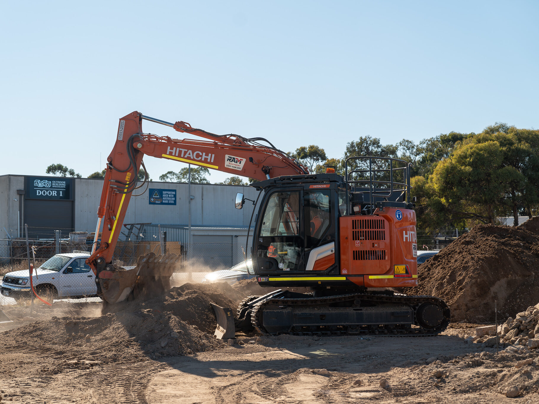 Hitachi ZX135USB-7 (22)